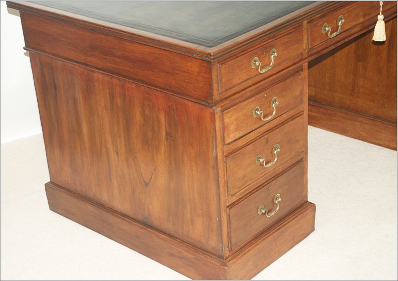 2029 Left Pedestal Side